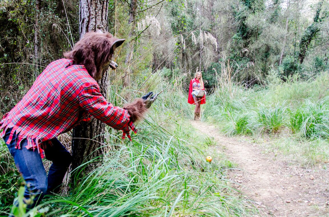 19P Blonde Chaperon Rouge Lexi Lowe dévoile ses gros seins naturels pour le méchant loup