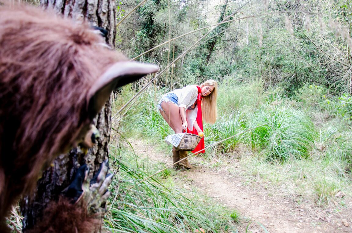 19P Blonde Chaperon Rouge Lexi Lowe dévoile ses gros seins naturels pour le méchant loup