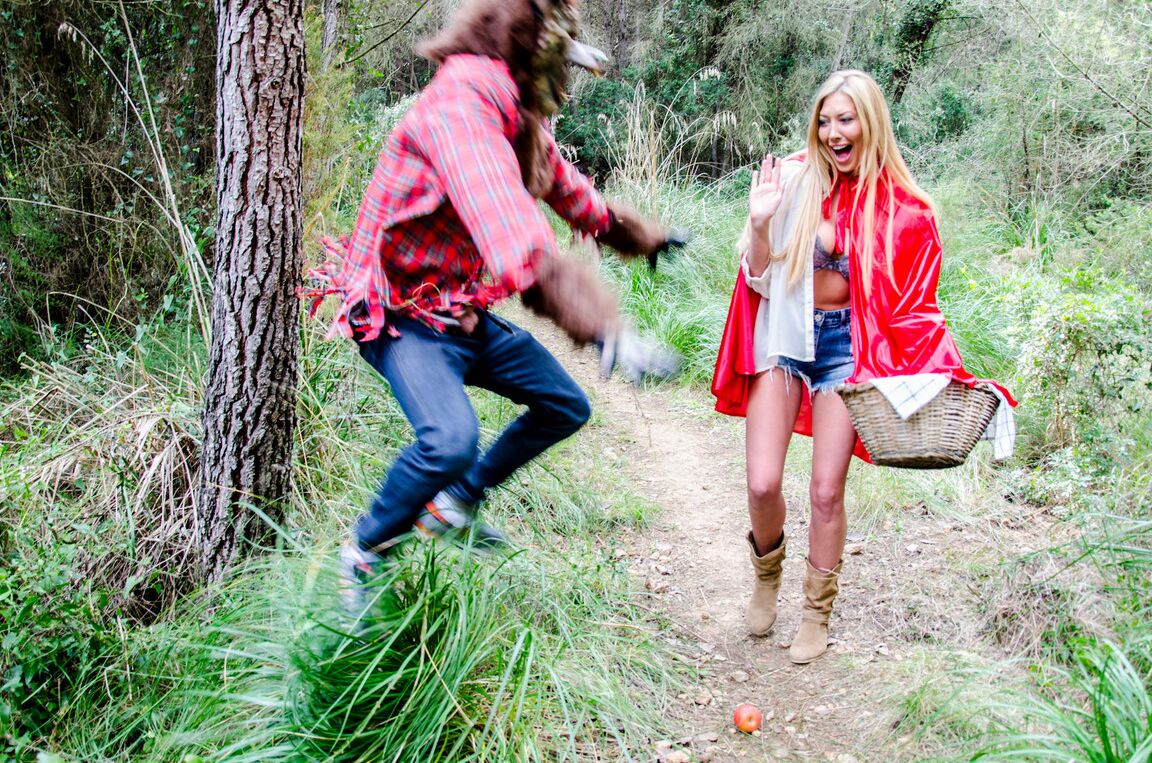 19P Blonde Chaperon Rouge Lexi Lowe dévoile ses gros seins naturels pour le méchant loup