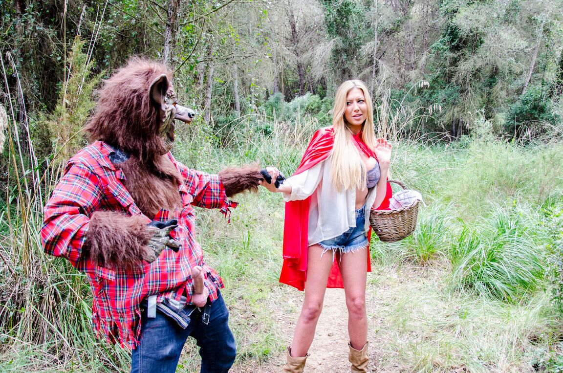 19P Blonde Chaperon Rouge Lexi Lowe dévoile ses gros seins naturels pour le méchant loup