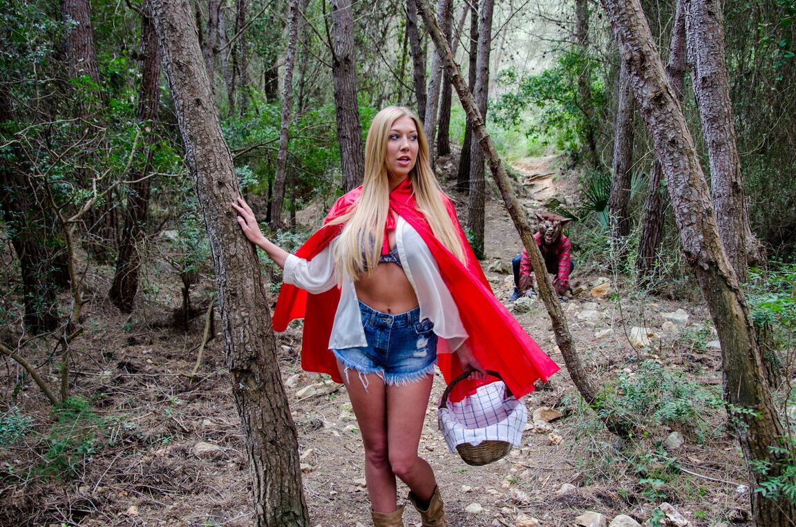 19P Blonde Chaperon Rouge Lexi Lowe dévoile ses gros seins naturels pour le méchant loup