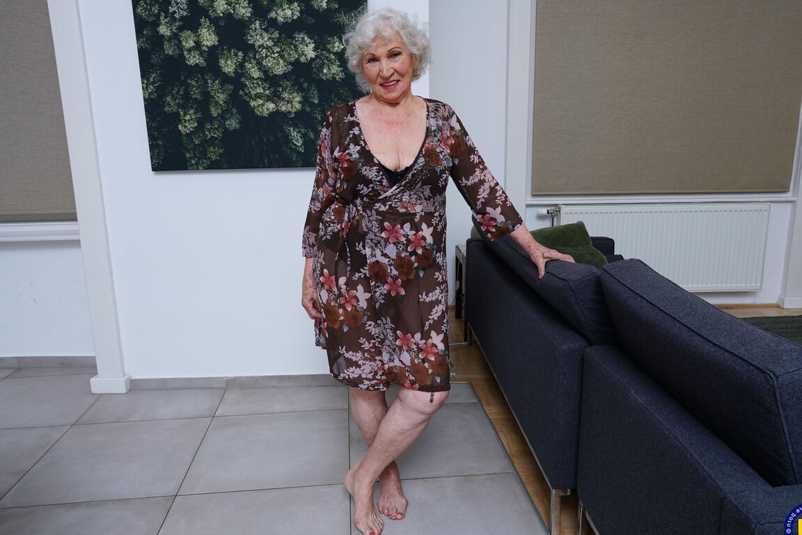 20P Die geile blonde Oma Karis und das dünne Babe Maria posieren in heißen Kleidern