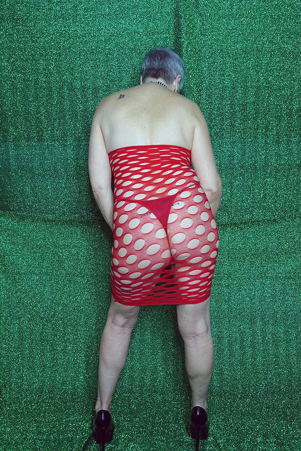 20P Modèles chauds d'Oma Savana non nus dans une robe en maille et des sous-vêtements