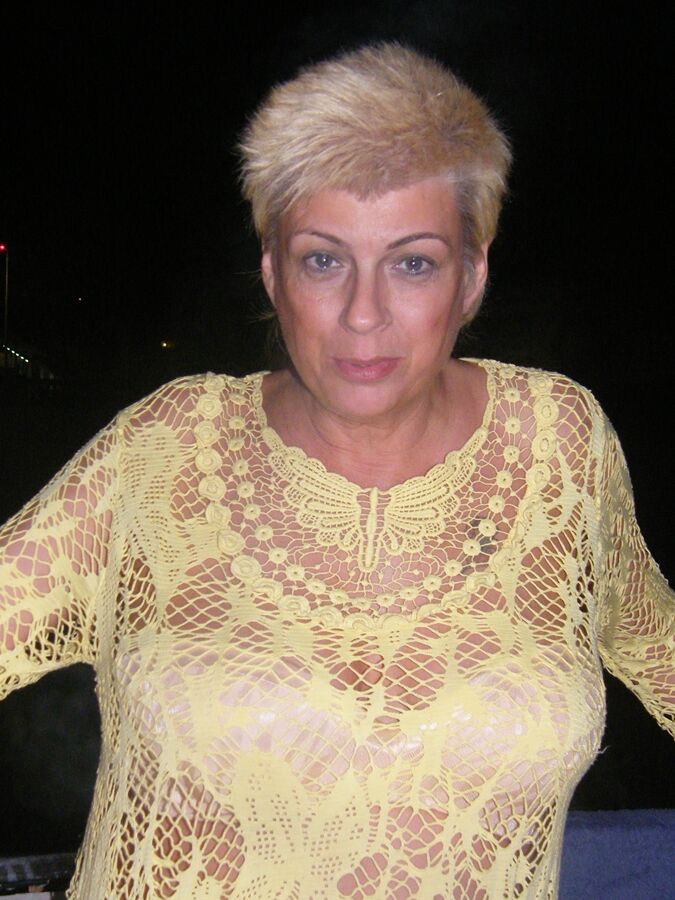 17P Senhora madura com cabelo loiro curto Dimonty fica nua antes de ir nadar