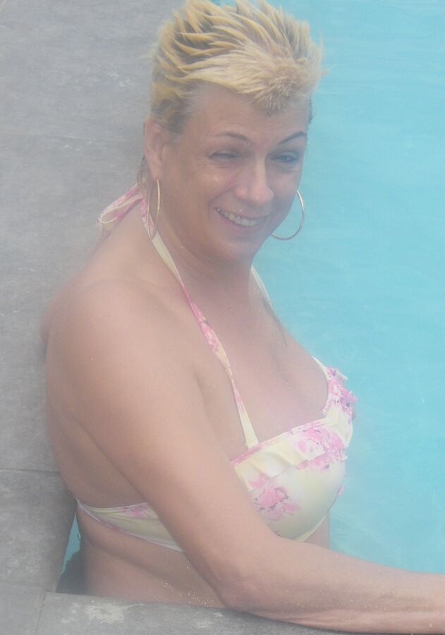 17P Senhora madura com cabelo loiro curto Dimonty fica nua antes de ir nadar