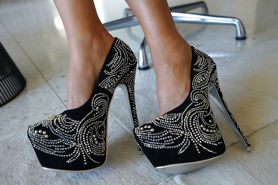 16P Leggy blond housewife Sandra Otterson modeling high heeled pumps and bikini