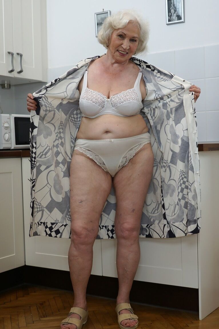 16P Abuela rubia extraña llamada Norma mostrando sus tetas en la cocina