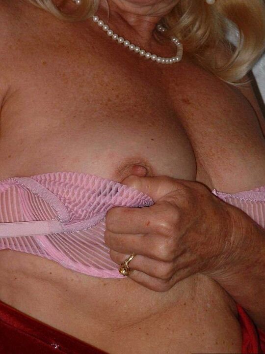 20P La blonde Oma Adonna écarte les lèvres de sa chatte après avoir déballé ses seins naturels