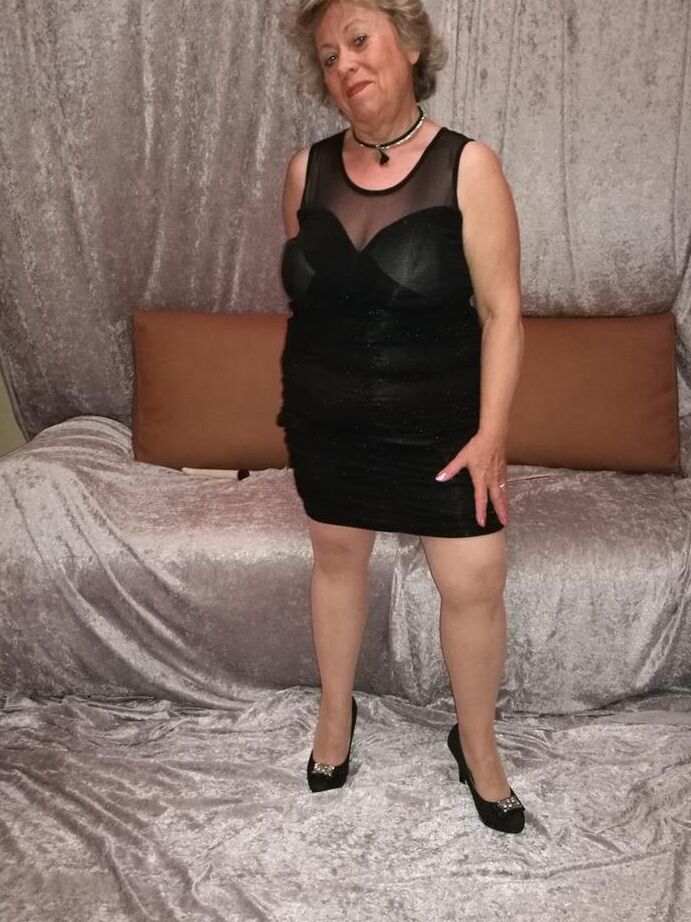 20P La abuela cachonda Caro se levanta el vestido para masturbarse en medias de nailon y tacones