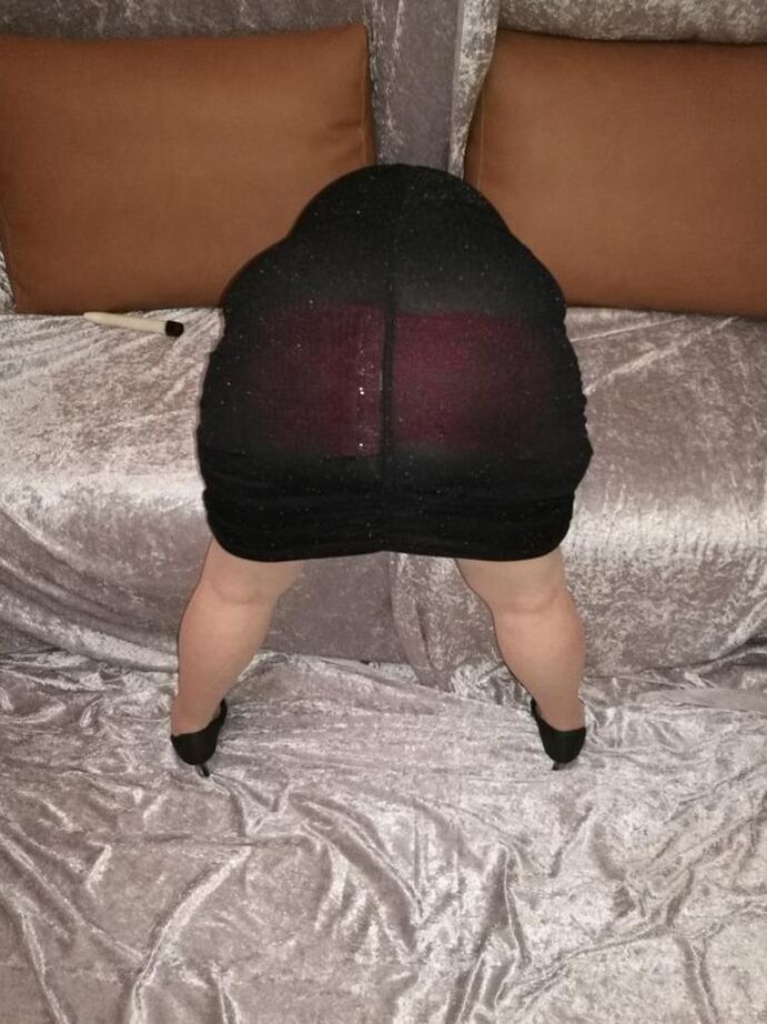 20P La abuela cachonda Caro se levanta el vestido para masturbarse en medias de nailon y tacones