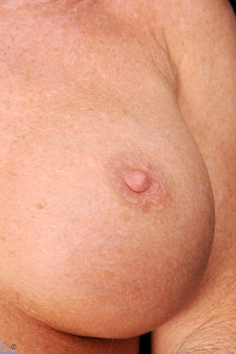 21P Old blonde Honey Ray shows her fake breasts and slides a finger in her muff
