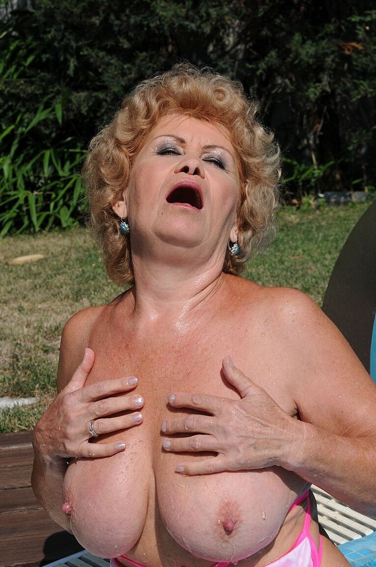 18P Abuela tetona Effie follada en su coño maduro peludo por un semental junto a la piscina