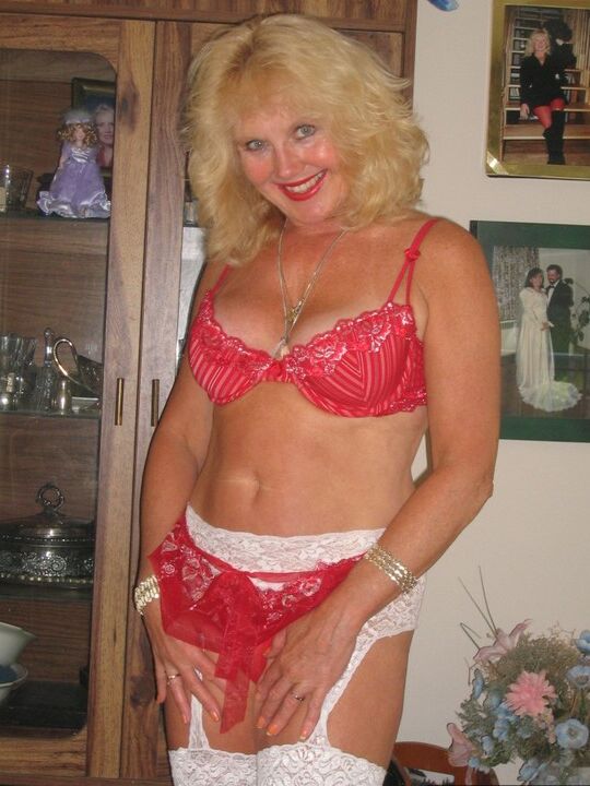 20P A loira natural mais velha Ruth se masturba depois de sexo POV com um pênis minúsculo