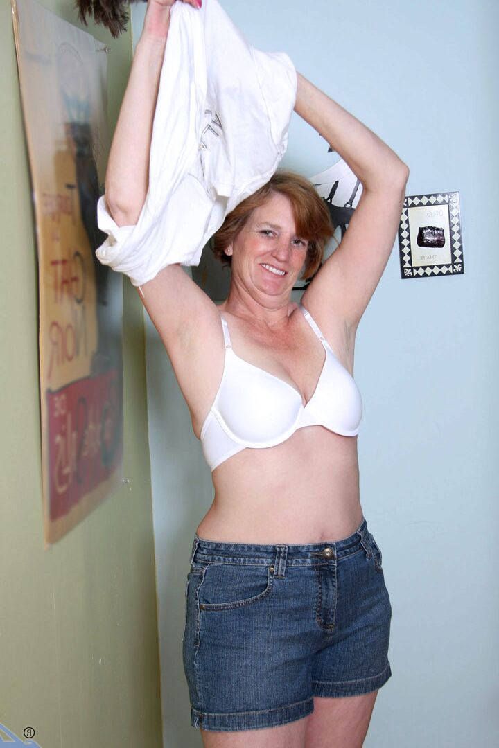 21P Ray Lynn, mature et excitée, joue avec ses seins naturels