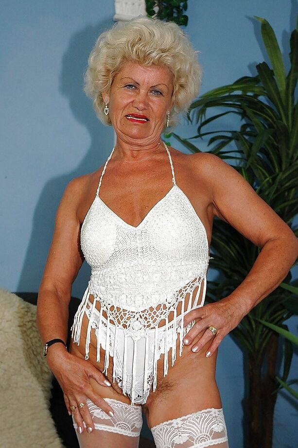 16P Mamie lubrique enlevant sa lingerie et exposant son manchon hirsute