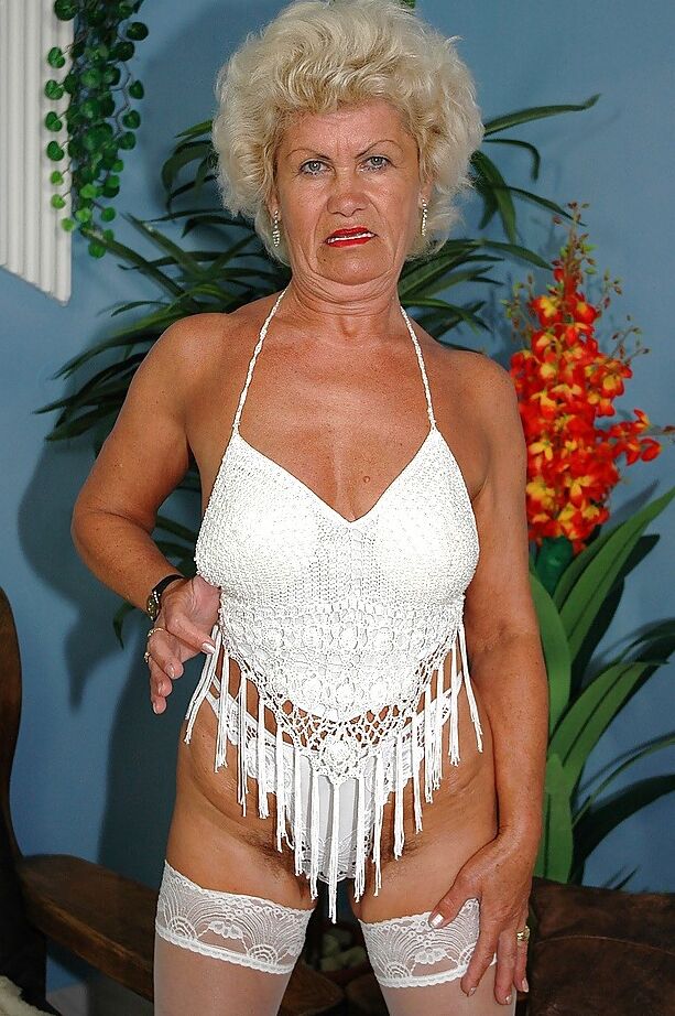 16P Mamie lubrique enlevant sa lingerie et exposant son manchon hirsute