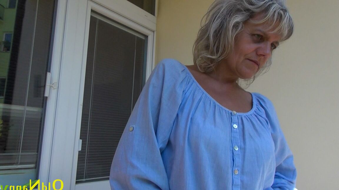 18P Vovó safada Diana fica nua para brincar com sua bucetinha faminta em uma cadeira