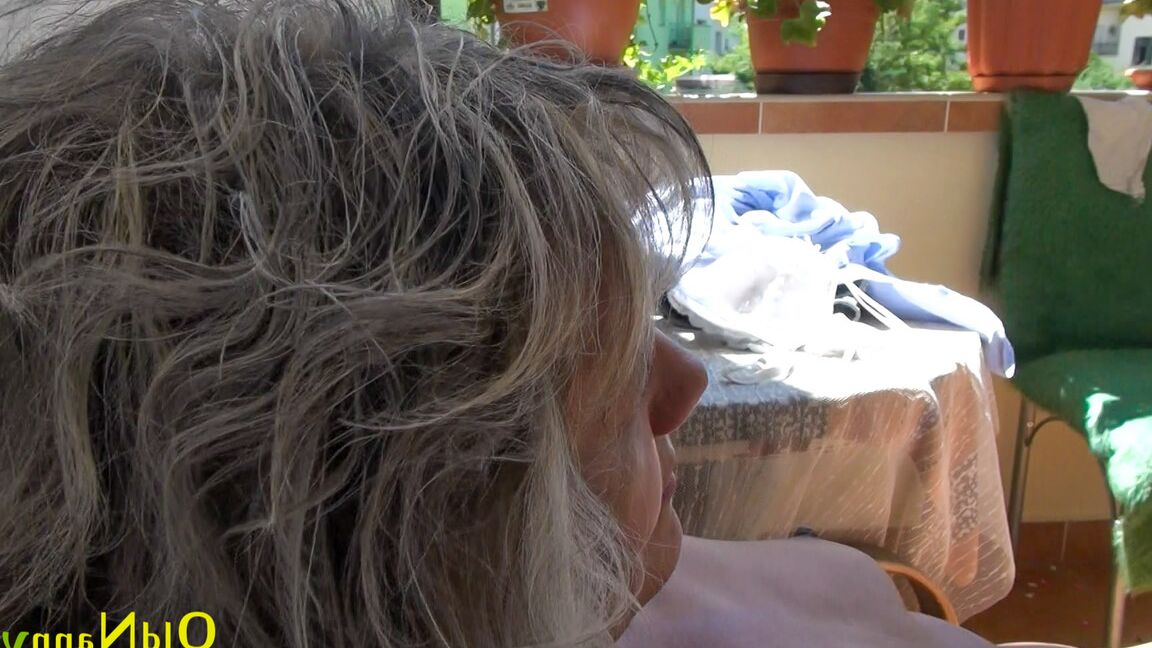 18P Vovó safada Diana fica nua para brincar com sua bucetinha faminta em uma cadeira