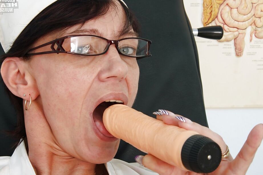 16P La mala abuela enfermera se quita las bragas para jugar con su coño goteante
