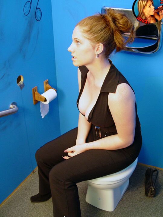 16P 淫乱ジェニファーはトイレに座りながら壁の穴を通してペニスをしゃぶる