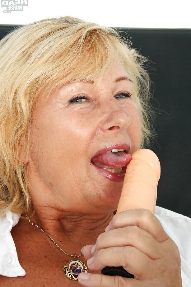 16P Filthy granny in nylon stockings toying her twat by vibrator and speculum