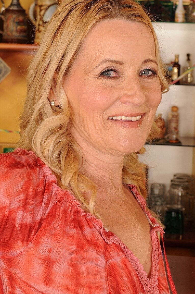 Die 17-jährige reife Blondine Kate trifft in der Bar einen hübschen Hengst und fickt seine harte Wurst