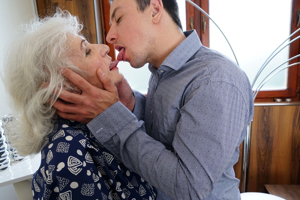 16P Oma tesão é despojada e fodida por seu jovem amante