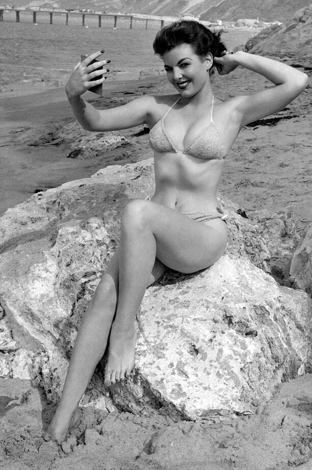 11P Imagens vintage da bela morena Rusty Fisher posando nua em um solo quente