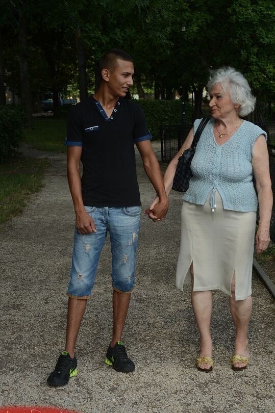16P Die haarige Muschi der süßen Oma Norma wird von einem jungen Schwanz hart durchgenagelt