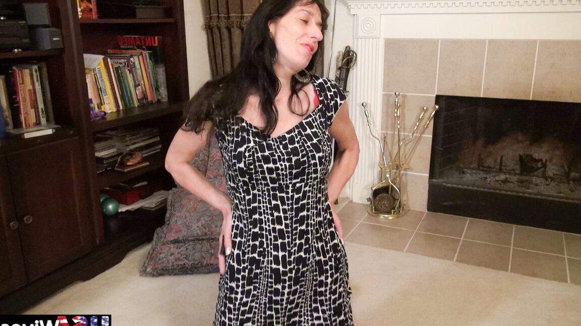 21P A querida madura Penny Jones perde o vestido e se masturba com um brinquedo