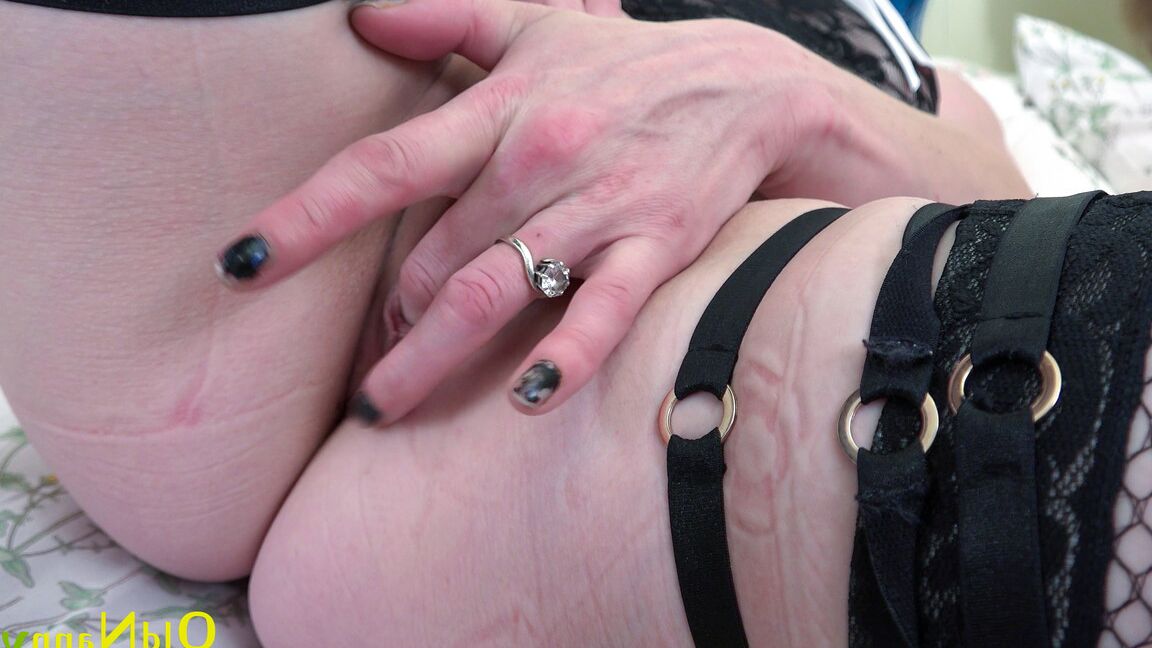 21P Putas maduras voluptuosas en lencería sexy se masturban juntas en la cama