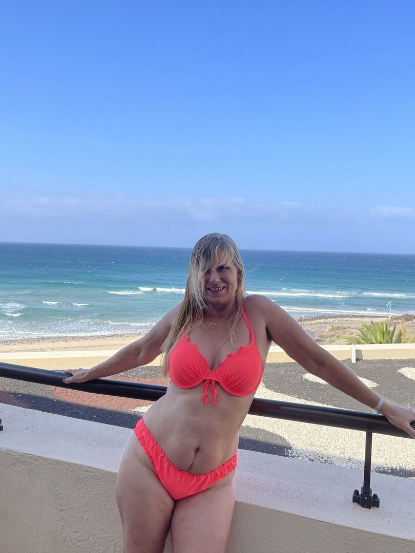 15P La rubia de mediana edad Sweet Susi se desnuda en el balcón de un condominio