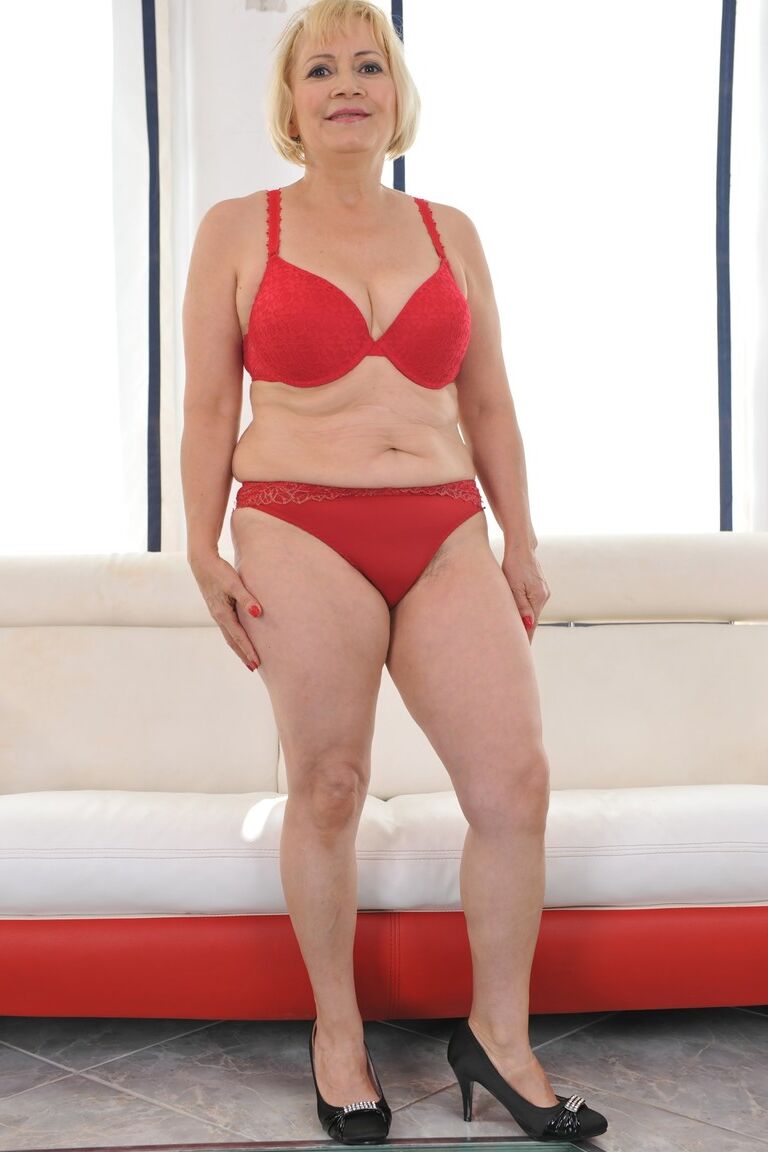 16P Vovó gorda e excêntrica Dolly Blonde tira a roupa e mostra os peitos