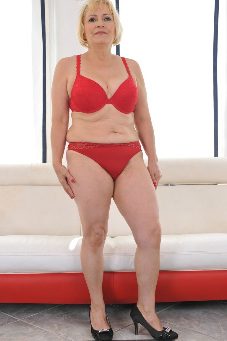 16P Vovó gorda e excêntrica Dolly Blonde tira a roupa e mostra os peitos