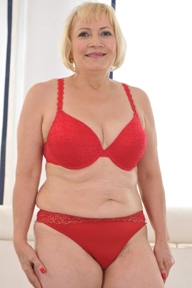 16P Vovó gorda e excêntrica Dolly Blonde tira a roupa e mostra os peitos