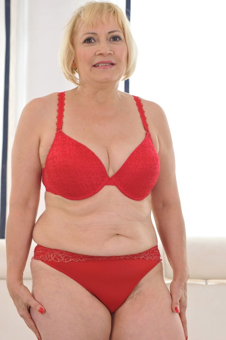 16P Vovó gorda e excêntrica Dolly Blonde tira a roupa e mostra os peitos
