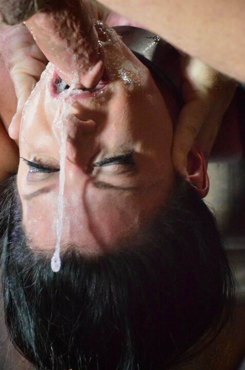 16P com os olhos vendados MILF quente India Summer alimentada à força com um galo negro em escravidão interracial