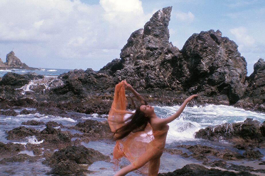 10P Julie Newmar, grande brune Playboy, pose nue dans une nature magnifique