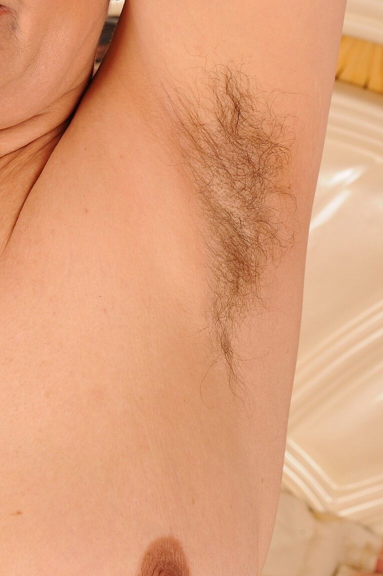 17P Vovó Elisabet totalmente natural exibe axilas peludas e goza na buceta peluda