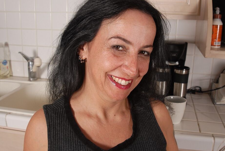 16P Vovó Nina demonstra seus peitos grandes e doces na cozinha