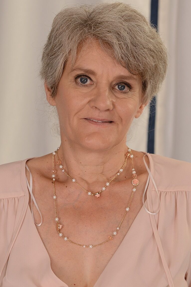 17P La abuela cachonda Aliz ofrece grandes tetas caídas
