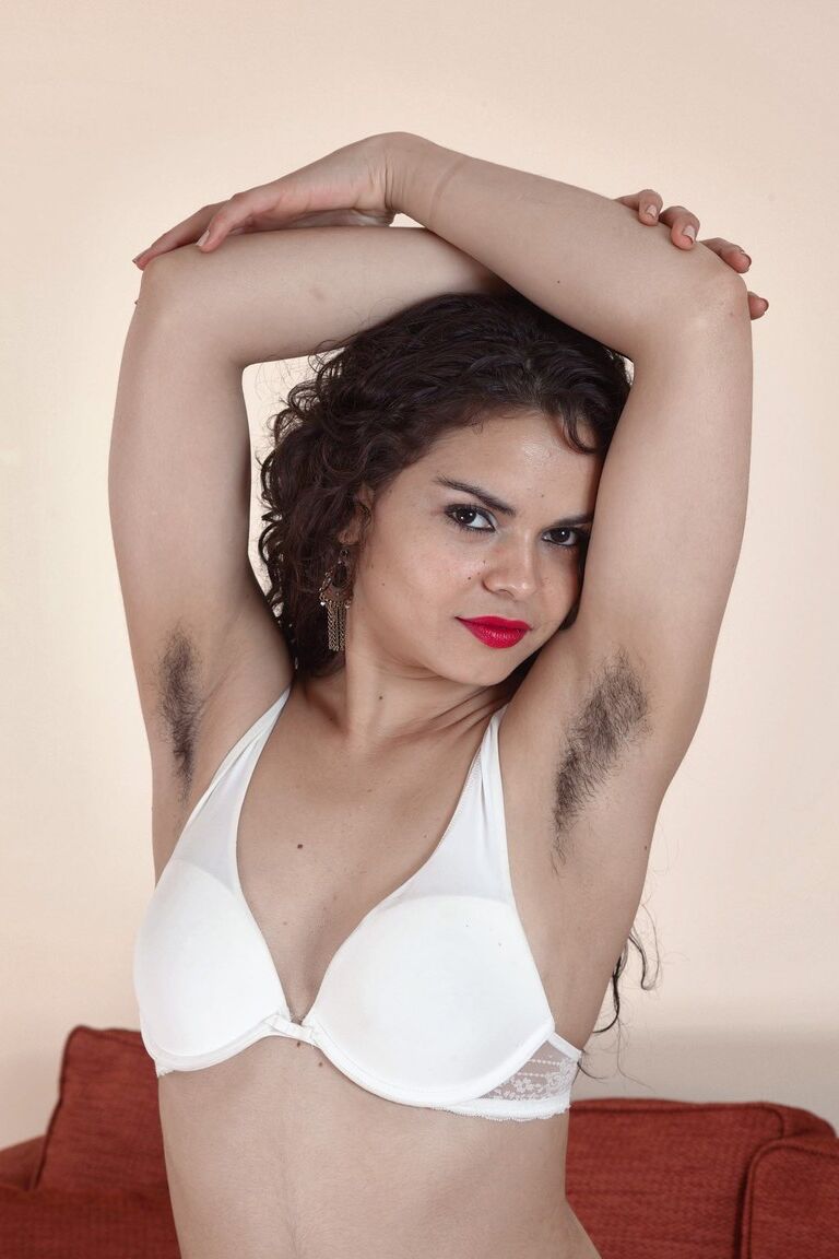 21P MILF em um macacão branco Sierra strips