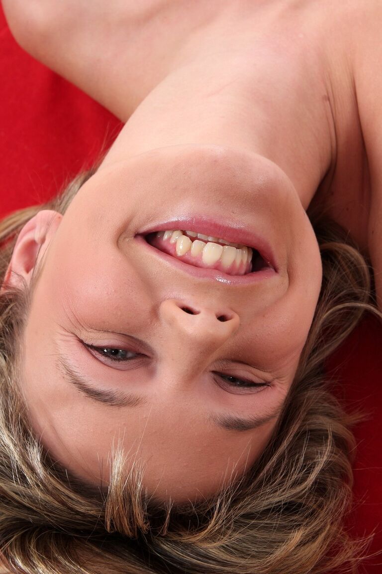 17P Blondes Schätzchen in einem durchsichtigen Outfit Charlotte stellt natürliche Titten und einen Busch zur Schau
