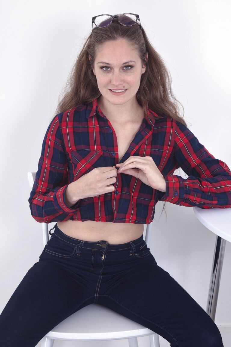 21P La brune amateur Sacha écarte sa chatte poilue assise sur une table
