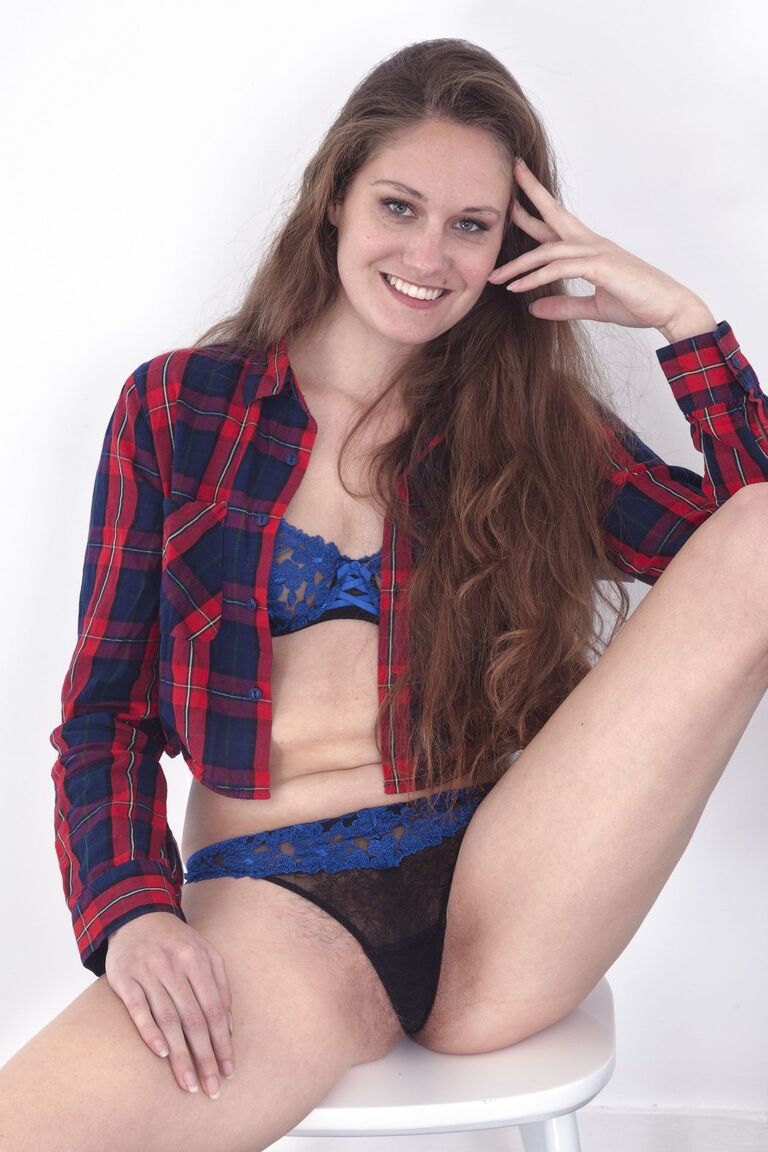 21P La brune amateur Sacha écarte sa chatte poilue assise sur une table