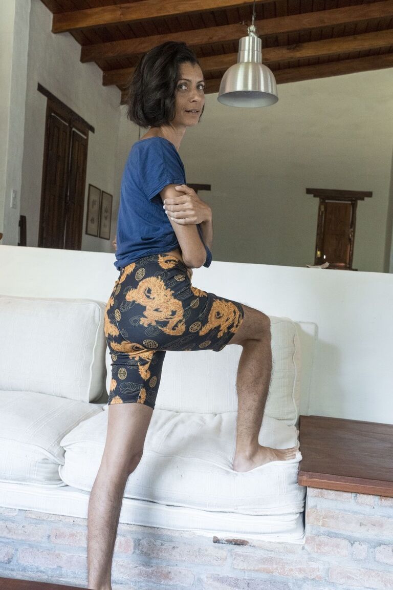 21P Amadora exótica com peitos minúsculos Bruna revela suas pernas peludas e sua vulva