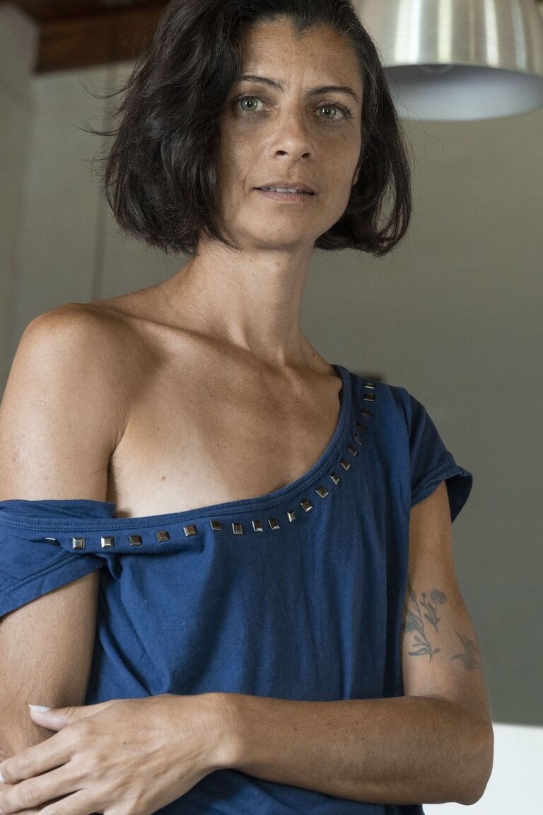 21P Amadora exótica com peitos minúsculos Bruna revela suas pernas peludas e sua vulva