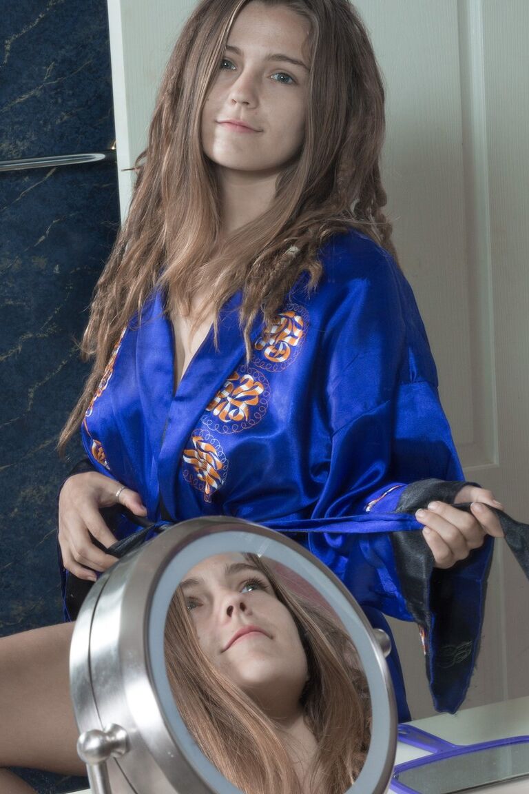 17P Garota com peitos grandes e dreadlocks Pixxy revela sua virilha peluda