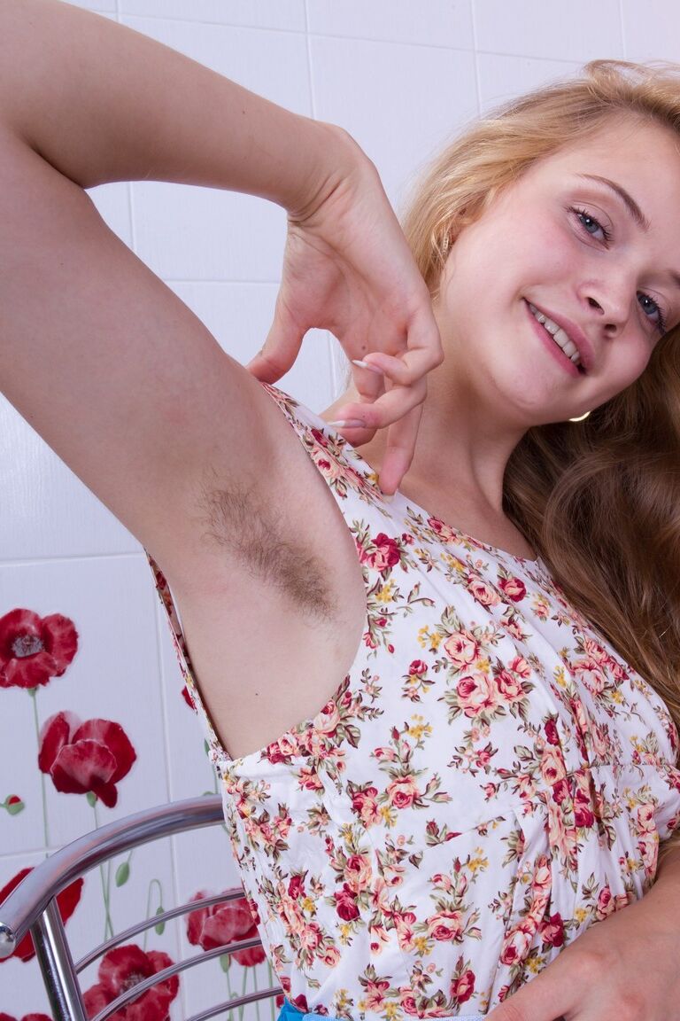 21P Garota amadora em meia arrastão sexy Ira K exibe suas axilas peludas e arrebatamento