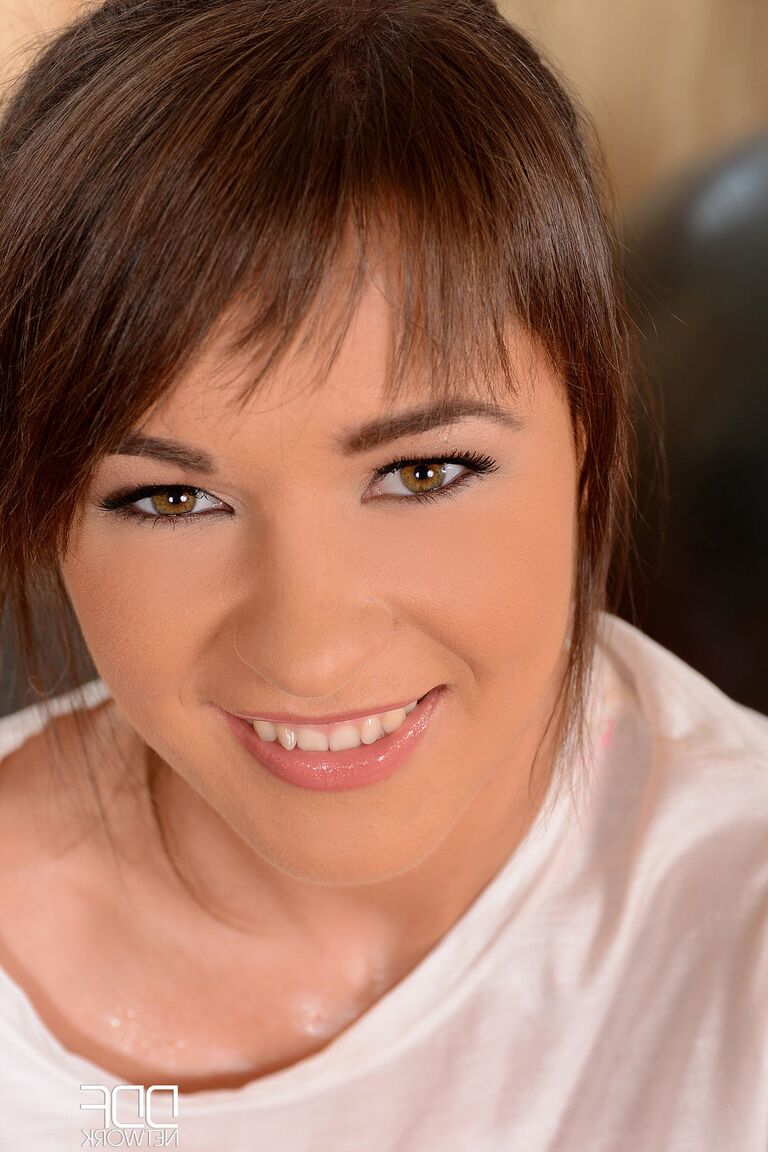 21P Die süßen Babes Amy Wild und Savannah Secret werden auf einer Yogamatte geschwärzt